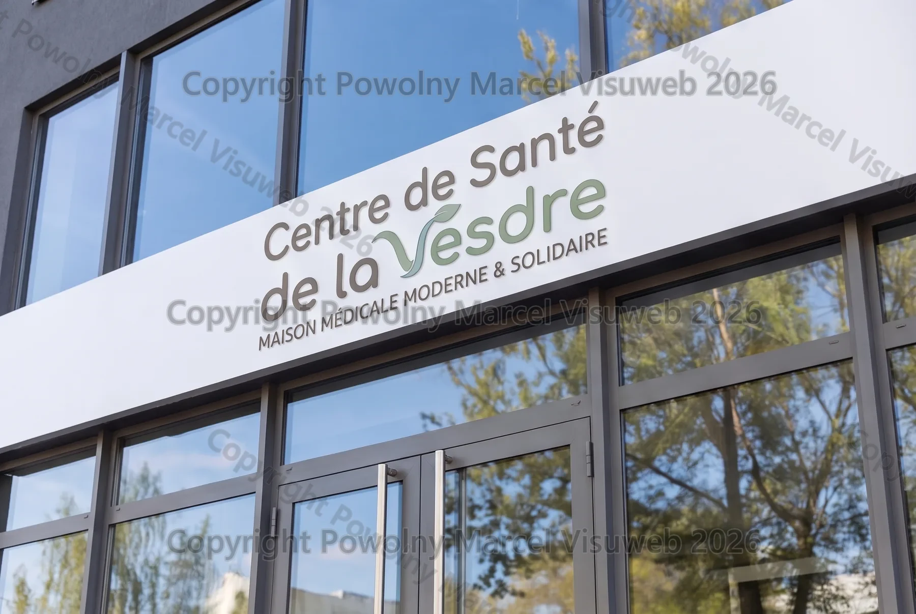 Logo variante 2 : le nom Centre de Santé de la Vesdre, avec le V de Vesdre stylisé en vague et feuille, sous-titré Maison médicale moderne et solidaire, en enseigne de façade.